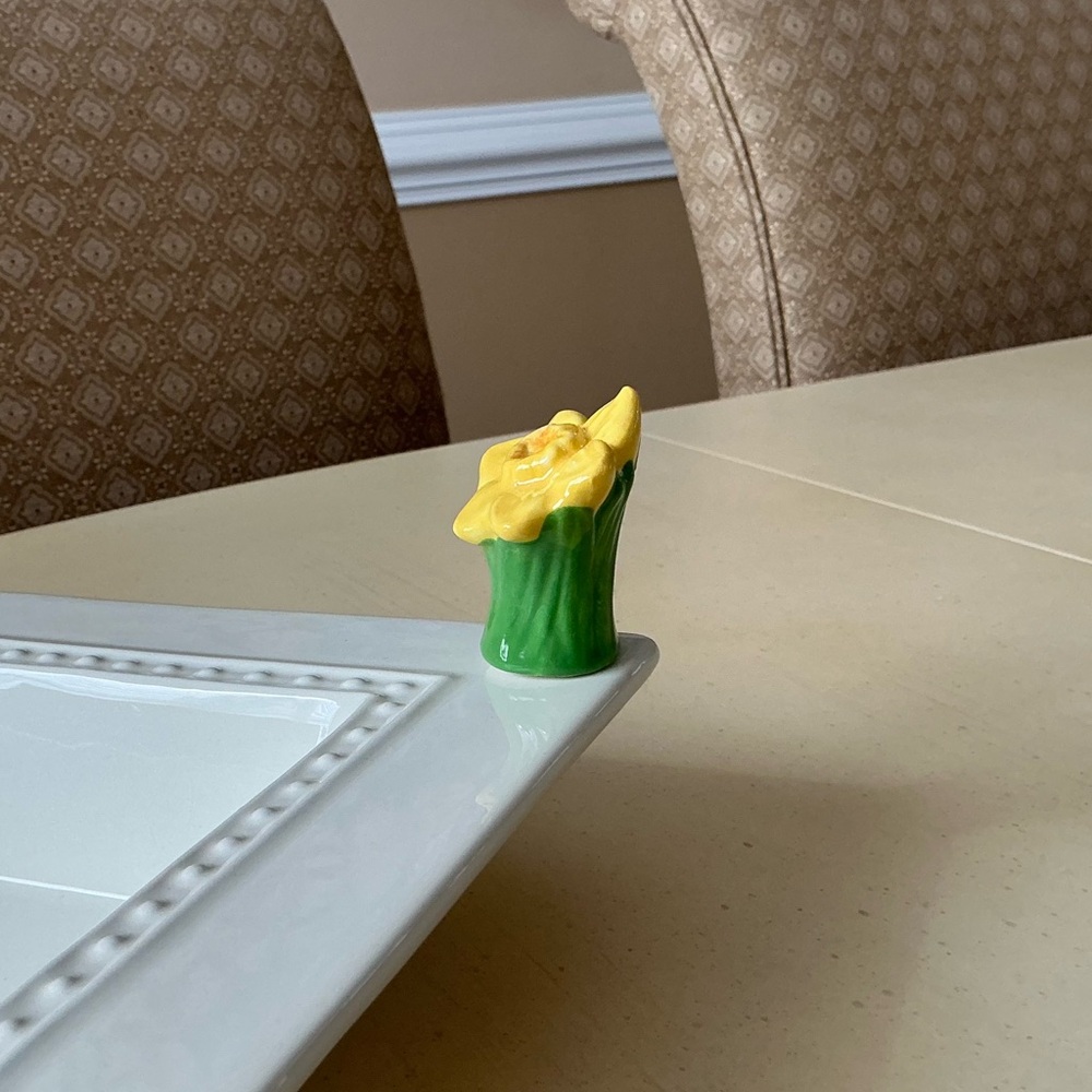 3 Yellow Daffodil Flower With Green Leaves Platter Decorations 🌼 - Picture 5 of 6